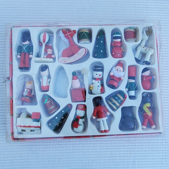 22 Wood Christmas Ornaments In Box 1.5"-3" Vintage Green Red Wooden Holiday - Picture 6 of 10